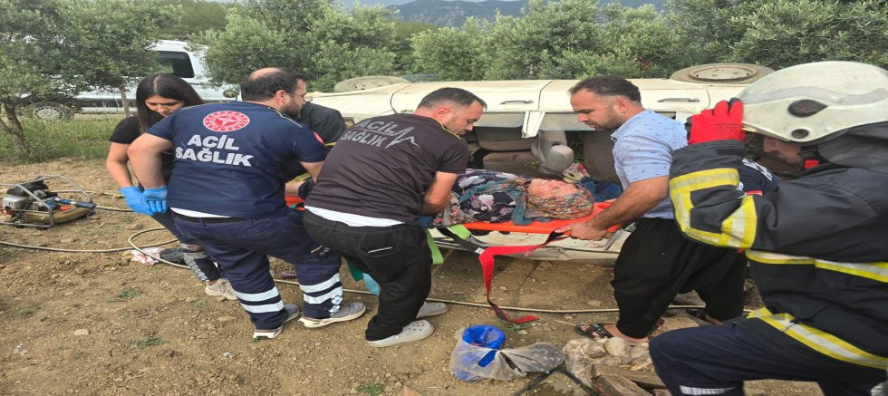KOZAN'DA OTOMOBİL ŞARAMPOLE YUVARLANDI: 3 KİŞİ YARALANDI 